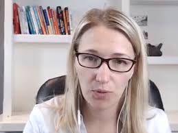 Mandi Hill's Instagram, Twitter & Facebook