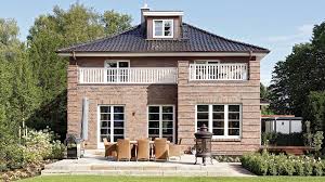 Die Typische Rote Verblendsteinfassade Und Die Zeltdacher Mit Erhohtem Neigungswinkel Und Aufschiebling Sind Bezeichnend Fur Fassade Haus Haus Haus Aussendesign