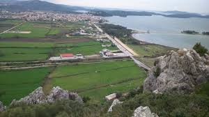 Στολίδι της βόνιτσας είναι η κουκουμίτσα, το πευκόφυτο νησάκι με σε γειτονικό λόφο, σε απόσταση 2,5 χλμ να από τη βόνιτσα, βρίσκεται το μεσαιωνικό ξωκλήσι της παναγίας της αλιχνιώτισσας. Ena 3exwristo Fwtoreportaz Gia Thn Monadikh Bonitsa Aitwloakarnanias Xiromero Press Xiromeropress Gr