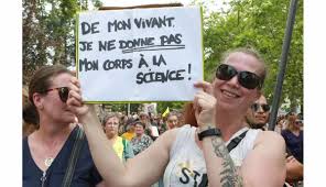 «une manifestation contre la généralisation du pass sanitaire et le retour de la reforme des retraites actuellement dans les rues de nice, 2 jours après les annonces d'emmanuel macron», a commenté l'internaute qui a partagé la scène filmée. 9bcj Zumihzbvm