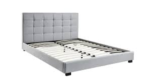 Idéale pour habiller votre chambre dans une ambiance moderne. Lit Adulte Avec Tete De Lit Capitonnee En Tissu Gris Clair Sommier A Latte 160x200 Collection William Homifab