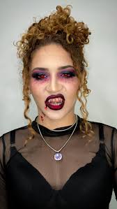 Hoje trouxe uma maquiagem de Halloween que vai além da fantasia: é sobre  brincar com cores, formas e texturas para mostrar que a gente pode se  reinventar até mesmo no espelho.👻💄 É