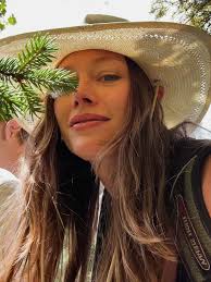 Katie Holliday (@katieleeholliday) • Instagram photos and videos