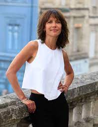 Le Carre Sauvage De Sophie Marceaula Nouvelle Coupe De L Actrice Preferee Des Francais Nous Plait La Fine Fr Coupe De Cheveux Cheveux Coiffure Sophie Marceau