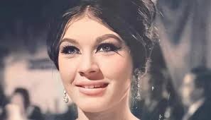 شويكار ممثلة مصرية من أصل تركي، من أب مصري الجنسية تركي الأصل وأم شركسية، وهي ليست شقيقة الممثلة شاهيناز ، عمرها 84سنة، من مواليد 24 نوفمبر 1936 في الإسكندرية مصر وتحمل الجنسية المصرية وديانتها الإسلام، برعت بأدوار الكوميديا بالمسرح العربي، تزوجت من المحاسب حسن نافع، وبعد. Ø¹Ù†Ø¯Ù…Ø§ Ø£Ù†Ù‚Ø°Øª Ø§Ù„Ø±Ù‚Ø§Ø¨Ø© Ø§Ù„Ù†Ø¬Ù…Ø© Ø´ÙˆÙŠÙƒØ§Ø± Ù…Ù† Ø£Ø²Ù…Ø© Ø§Ù„Ù…Ø´Ø§Ù‡Ø¯ Ø§Ù„Ø³Ø§Ø®Ù†Ø© Ø£Ø®Ø¨Ø§Ø± Ø§Ù„Ø¹Ø±Ø¨