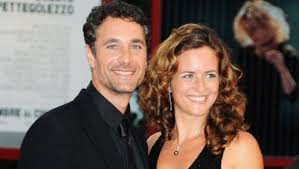 Come si bacia nel mondo. Dopo Tredici Anni Con Raoul Bova Chiara Giordano Ritrova La Passione Al Fianco Di Manuel Le Foto Scattate Dai Paparazzi Non Mentono Baci Sguardi Complici E Abbracci Caffeina Magazine