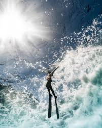 陳子民 on instagram 第一次水肺在大香菇 看到旁邊有人沒有背氣瓶 就在大香菇旁邊拍照 上岸後問了教練那個人在幹嘛 沒有 氣瓶不會斷氣嗎 後來才知道那叫自由潛水那時候我想 我一定沒辦法玩 under the sea underwater photography underwater photos