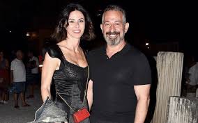 Bok atmaktan haz alindigi halde teflon yüzeyi sayesinde atilan boklarin üstünde durmadigi süpper zeki insan, embesillerin artistlik merakliarinin. Cem Yilmaz Ve Serenay Sarikaya Arasinda Kac Yas Fark Var Kriz Cikardi Internet Haber