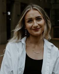 Julie Langley's Instagram, Twitter & Facebook