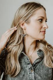 Pendientes de arco de rayas doradas: confeti *HECHO A PEDIDO* pendientes de  declaración de cerámica de porcelana, joyas pintadas a mano