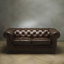 Le dimensioni divano a due posti hanno una larghezza compresa tra 120 e 180 cm. Chester Divano 2 Posti Pelle Divani Divani Poltrone Shop Online Cargo Ht Mobili E Arredo Di Design Home Decor Decor Chesterfield Chair