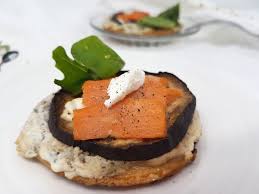 Mini Pizza Aubergine Chevre Et Saumon Fume Touche De Miel Recette Ptitchef Recette Mini Pizza Saumon Fume Alimentation
