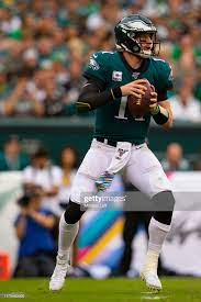 Carson Wentz Of The Philadelphia Eagles Passes The Ball Against The Carson Wentz Philadelphia Eagles Nfl Football Players