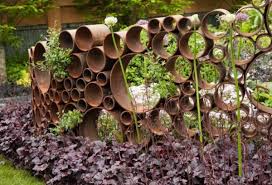 Idee Deco Jardin Metal Rouille Plate Bande Cote Jardin Jardin Rustique Deco Jardin Et Jardins