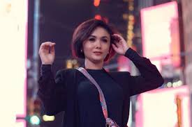 Her debut was in a music festival called festival bintang radio & televisi in 1987 when she was 15 years old, she won 2nd place. Profil Yuni Shara Penyanyi Lagu Daur Ulang Yang Awet Muda