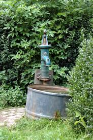 — ein saftig grüner rasen braucht viel wasser und das in regelmäßigen abständen. Der Wasserbrunnen Den Garten Naturlich Bewassern