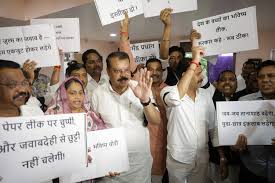 आज विधानसभा में युवाओं और लोकसभा नेता प्रतिपक्ष माननीय राहुल गांधी जी के  साथ हुई बर्बरता को लेकर काँग्रेस विधायक दल ने हाथों पर काली पट्टी ...