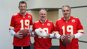 Seine auszeichnungen und erfolge sind nicht nur in fußballerischer hinsicht beeindruckend: Der Fc Bayern Druckt Den Kansas City Chiefs Im Super Bowl Die Daumen Fc Bayern Tv