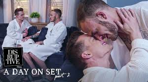 Un amateur se met à l’aise sur le plateau de tournage porno avec une baise  passionnée - DisruptFilms