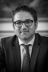 Generates CSV with name, id, email and image of the politicians