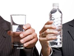 Banyak penelitian menemukan minum lebih banyak air putih dapat membantu menurunkan berat badan. Tips Diet Air Putih Untuk Turunkan Berat Badan Lifestyle Bisnis Com