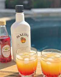 Using pineapple juice, malibu rum, and grenadine.its the perfect . Malibu Sunset Cocktails Cocktails Malibu Sunset Bebidas Frias Receitas Culinaria