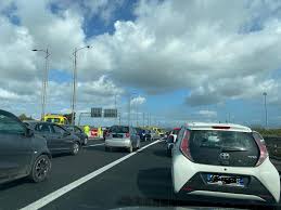 Momenti di paura per gli automobilisti in transito sulla strada ad alta velocità, che si sono visti passare la vettura accanto sfrecciando come un proiettile, alcuni riuscendo a schivarla per miracolo. Incidente Oggi Roma Fiumicino