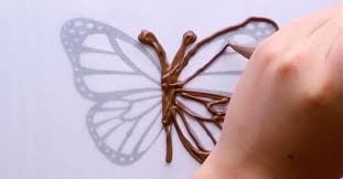 L Astuce Qu Elle Utilise Pour Faire Des Papillons En Chocolat Fait Toute La Difference Aussi 4 Autres Astuces Deco En Chocolat A Voir Papillons En Chocolat Deco Chocolat Decoration Chocolat