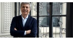 Formado como psiquiatra en argentina, progresista de pasado comunista, amante del arte y la intelectualidad. Hugo Sigman Confirmo Que La Vacuna De Astrazeneca Contra El Coronavirus Comienza A Fabricarse En Dos Semanas Bae Negocios