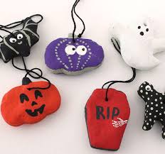 ▶ pour un effet porcelaine brillant : 1001 Idees Comment Faire De La Pate A Sel Pour Amuser Petits Et Grands Bricolage Enfants Halloween Decorations En Pate A Sel Deco Halloween