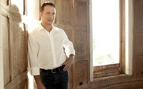 Tom hanks shares the screen with a much younger costar in news of the world. Hd Wallpaper Actor Male Tom Hanks One Person Young Men Young Adult Wallpaper Flare
