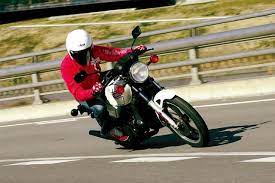 昭和55年 yamaha rz 250 昭和57年 honda vt 250 f ピュアスポーツに立ち向かったgpレーサー譲りのメカニズム 昭和vs平成 名車烈伝 webオートバイ クールなバイク レトロバイク 名車