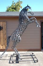 Kaspar Sculpted From Recycled Horseshoes By Bud Thomas Of Oregon Horseshoe Art Stands 9 5 Feet Tall He Has A Wild Hufeisen Kunst Pferdeskulptur Hufeisen