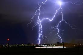 Prévision orage violent france, prévision tornade, prévision grêle, prévision orage, prévision pluie, rafales, alerte orages, alerte tornade au passage puis à l'arrière de la perturbation qui circulera en deuxième partie de journée dans l'ouest, des orages très localisés sont susceptibles de se développer. Vagues D Orages Violents La Semaine Prochaine Entre L Espagne Et La France