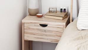 Découvrez cette sélection de tables de chevet suspendues, murales, design, à acheter ou à fabriquer ! 6 Tutos Et Diy Pour Fabriquer Une Table De Chevet En Bois Shake My Blog