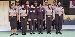 Pria & wanita pendidikan : Makna Warna Cokelat Di Balik Seragam Baru Satpam Semoga Makin Intim Dengan Polisi Merdeka Com