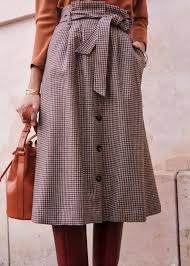 Idéal avec un chemisier romantique ou un top coloré. Jupe Zia Carreaux Bordeaux Marine Laine Sezane