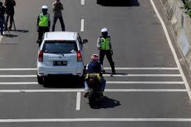 Tata tertib lalu lintas yang wajib diketahui pengendara sepeda motor dan mobil. Motor Lewat Jalan Layang Casablanca Bakal Kena Tilang Elektronik Halaman All Kompas Com