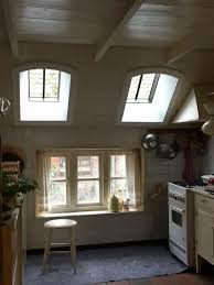 Zwei Historische Dachfenster Eingebaut In Einer Authentischen Kuche Dachfenster Fenster Dach