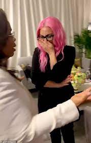 Niet door meer te verdienen, maar door meer online volgers te hebben. Watch Oprah Winfrey And Lady Gaga Are Both Brought To Tears During The First Stop Of Oprah S 2020 Vision Tour As Singer Reveals She Developed Ptsd After Being Raped Repeatedly At Age