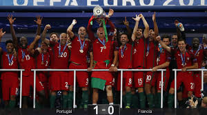 Los seguidores portugueses despliegan la bandera de portugal. Eurocopa 2016 Portugal Sin El Corazon De Cristiano Campeona De Europa Por Primera Vez