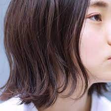 顔と頭に沿う 柔らかい外ハネは 自然にあごラインを覆い 自然なくびれを作る 寸胴になりやすいあご下のボブも ちょっとした工夫で 小顔効果 を発動しながら 旬なスタイルへと誘う 可愛いには意味がある hair make photo by me ボブ ヘアー