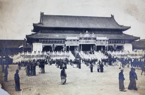 Bowing to the portrait of the late Empress Dowager Longyu, Tiananmen, Peking | Historical Photographs of China