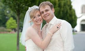 Ob sie sich für ein diadem, curlies, blüten oder einen fascinator entscheiden. Brautfrisuren Bilder Brautschmuck Org