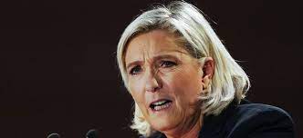 Depuis quelques heures, une photo d'elle se propage comme une traînée de poudre sur internet. Marine Le Pen Critique La Jeune Europeenne De L Annee L Etudiante Voilee Lui Repond