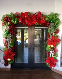 Decorations De Porte Et Fenetre Avec Une Grande Guirlande I Christmas Stairs Decorations Front Door Christmas Decorations Christmas Crafts Diy Decoration