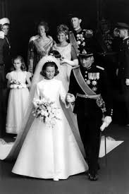 Hochzeit Harald Von Norwegen Und Sonja Haraldson 1959 Lernte Sonja Haraldsen Den Damaligen Kronprinzen Ha Royal Wedding Gowns Royal Wedding Dress Royal Brides