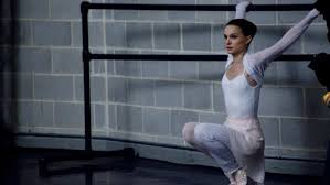 Natalie portman had to lose weight, and develop a long and lean body, for her role as nina in black swan. Natalie Portman S Fiance Defends Her Black Swan Dancing Hollywood Reporter
