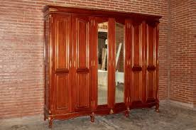 Viktorianischer mahagoni schrank für 3.600,00 € (07.06.2021). Barock Kleiderschrank Secha Mit Spiegeln 6 Turig Gebeizt In Mahagoni Mit Gold Dekor Schranke Onlineshop Repro Antik Design