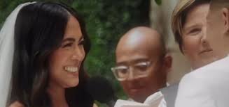 Caminó por una calle de New York con su hermano y un fotógrafo les tomó  fotos pensando que eran pareja